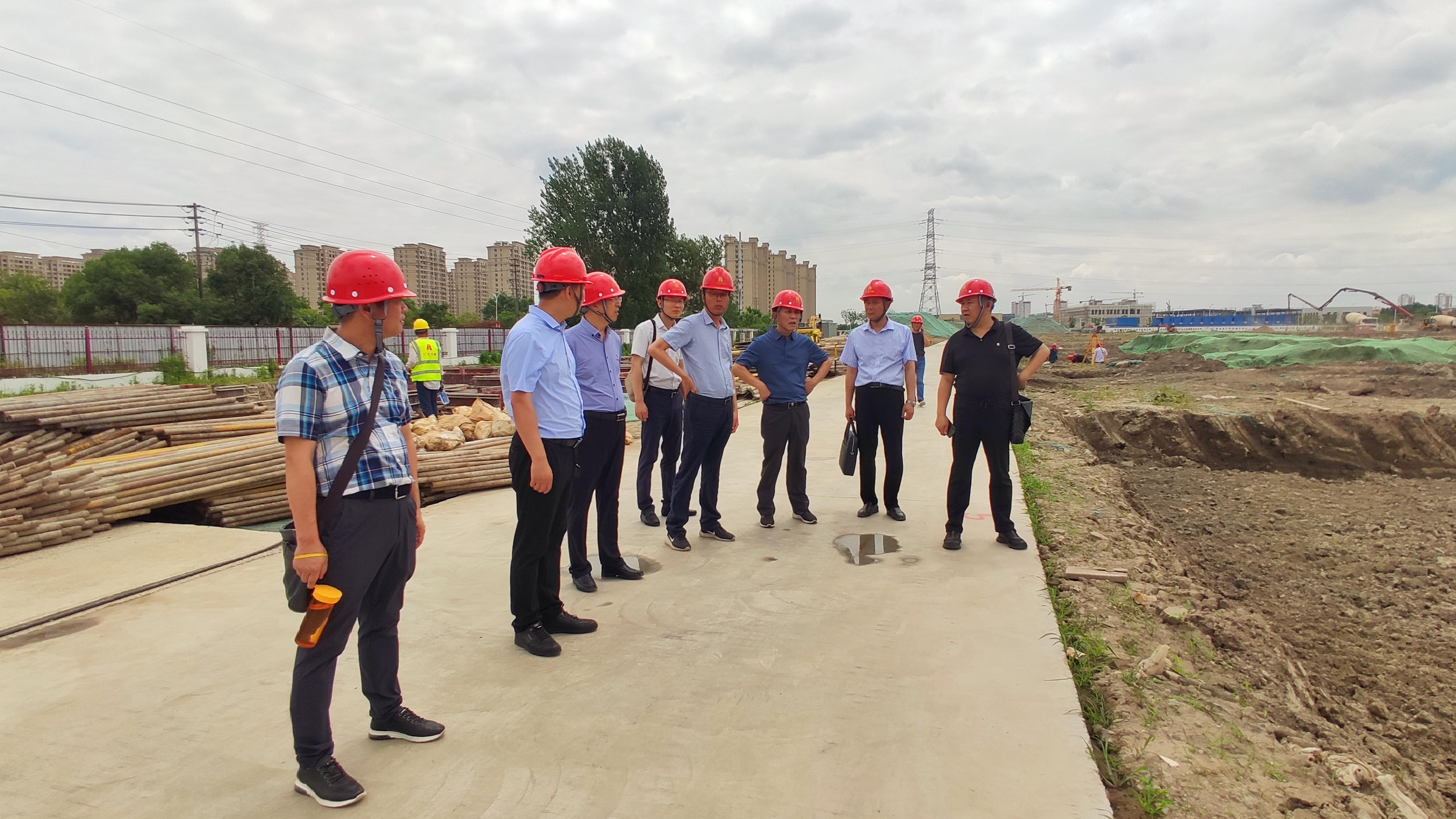 圖1-7、徐永海檢查保來得新廠區(qū)項(xiàng)目.jpg