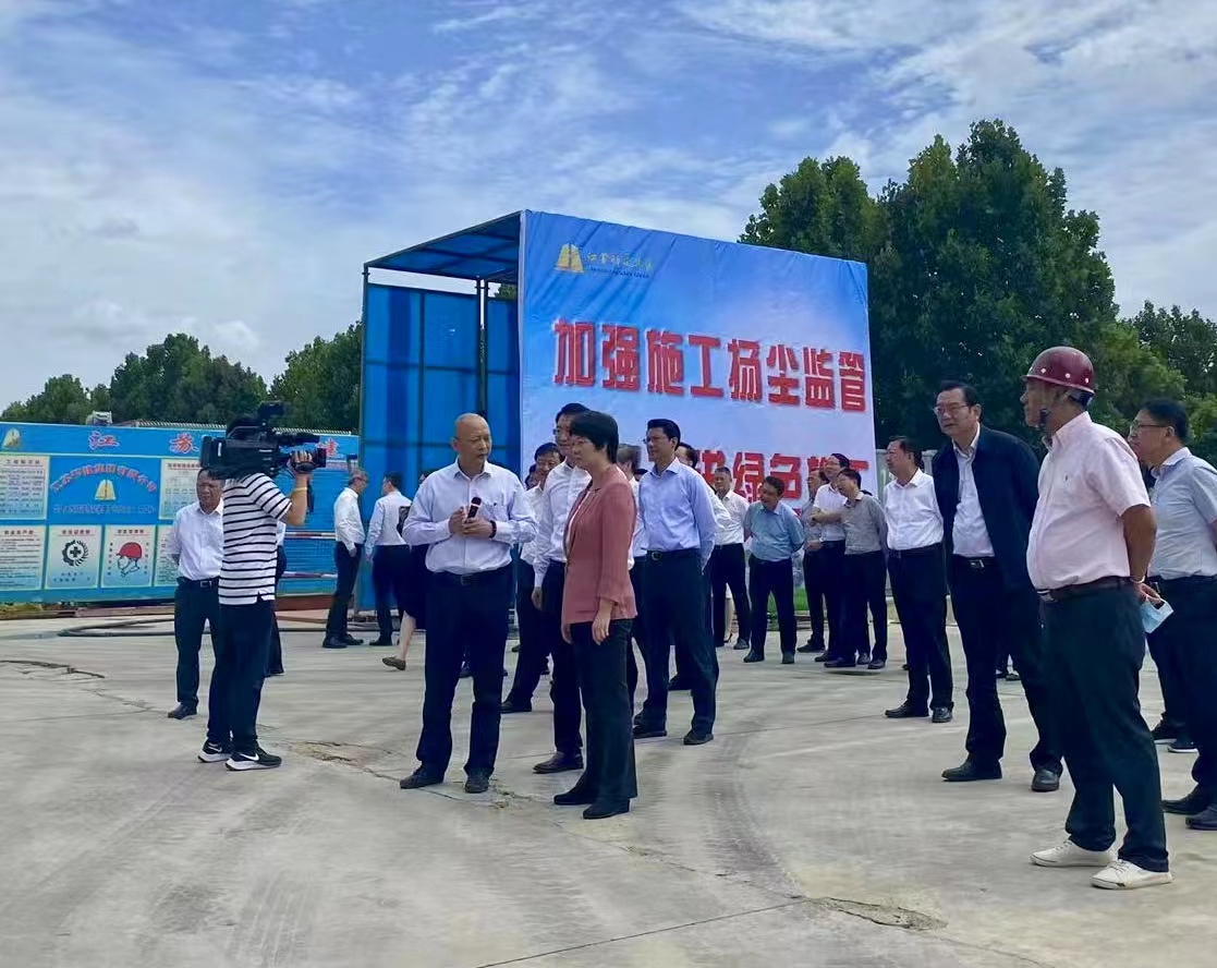 圖1-5、市四套班子領(lǐng)導(dǎo)視察華建天恒高端傳動(dòng)裝備項(xiàng)目.jpg