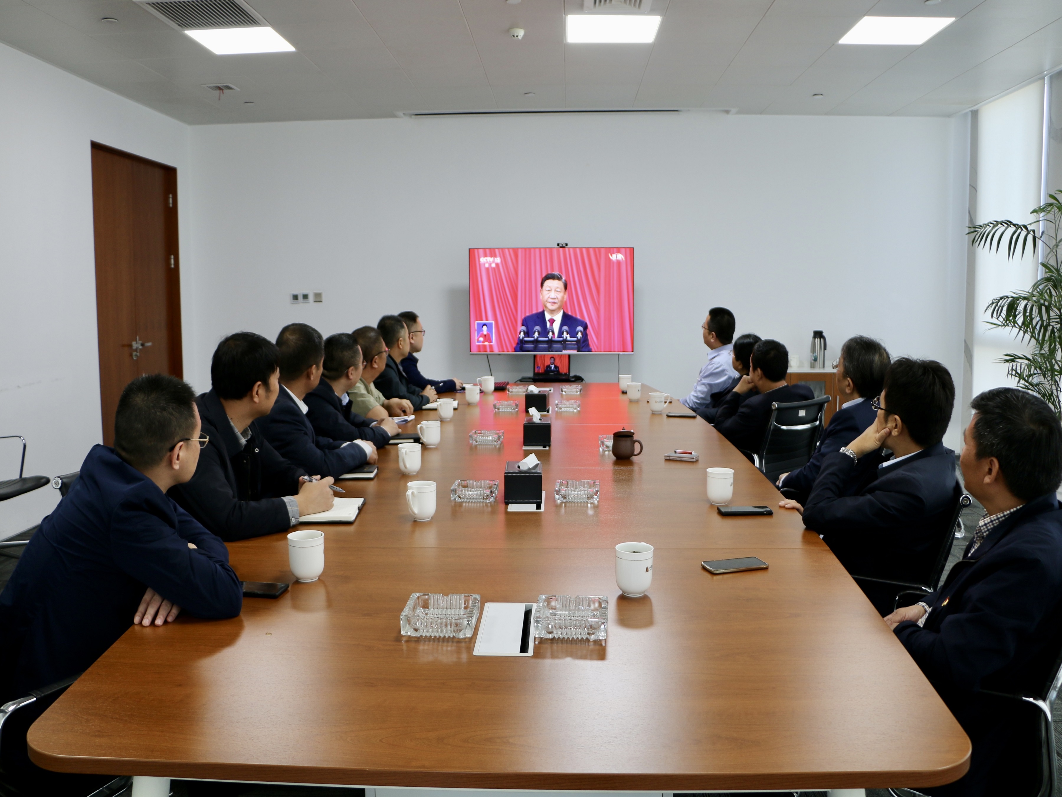 圖1-2、第一分公司收看二十大開幕會(huì).jpg