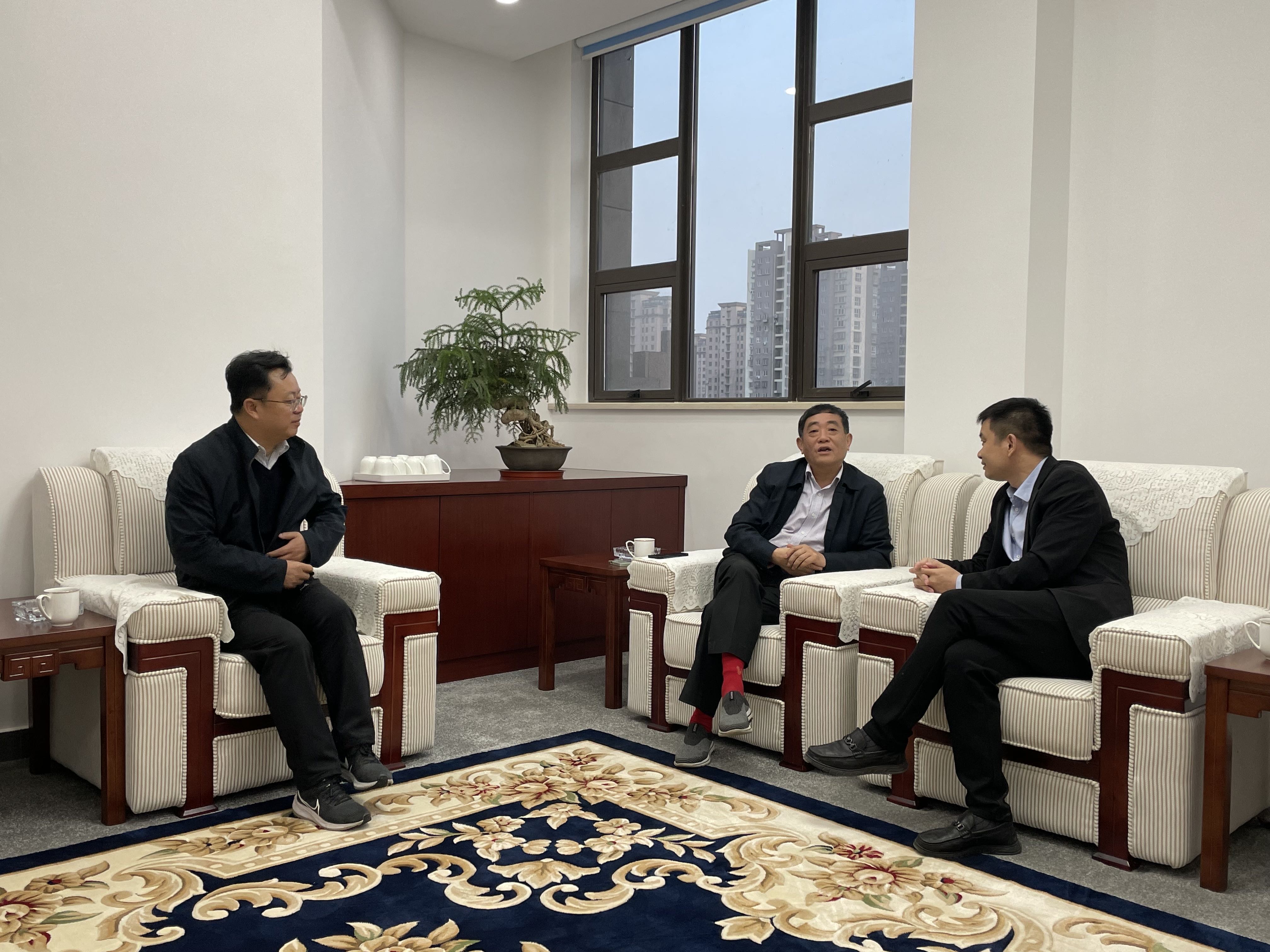 圖1-1、范世宏董事長會見了來訪的中交三公局江蘇區(qū)域負(fù)責(zé)人王長魯和華寶證券揚州區(qū)域負(fù)責(zé)人秦曉怡.jpg