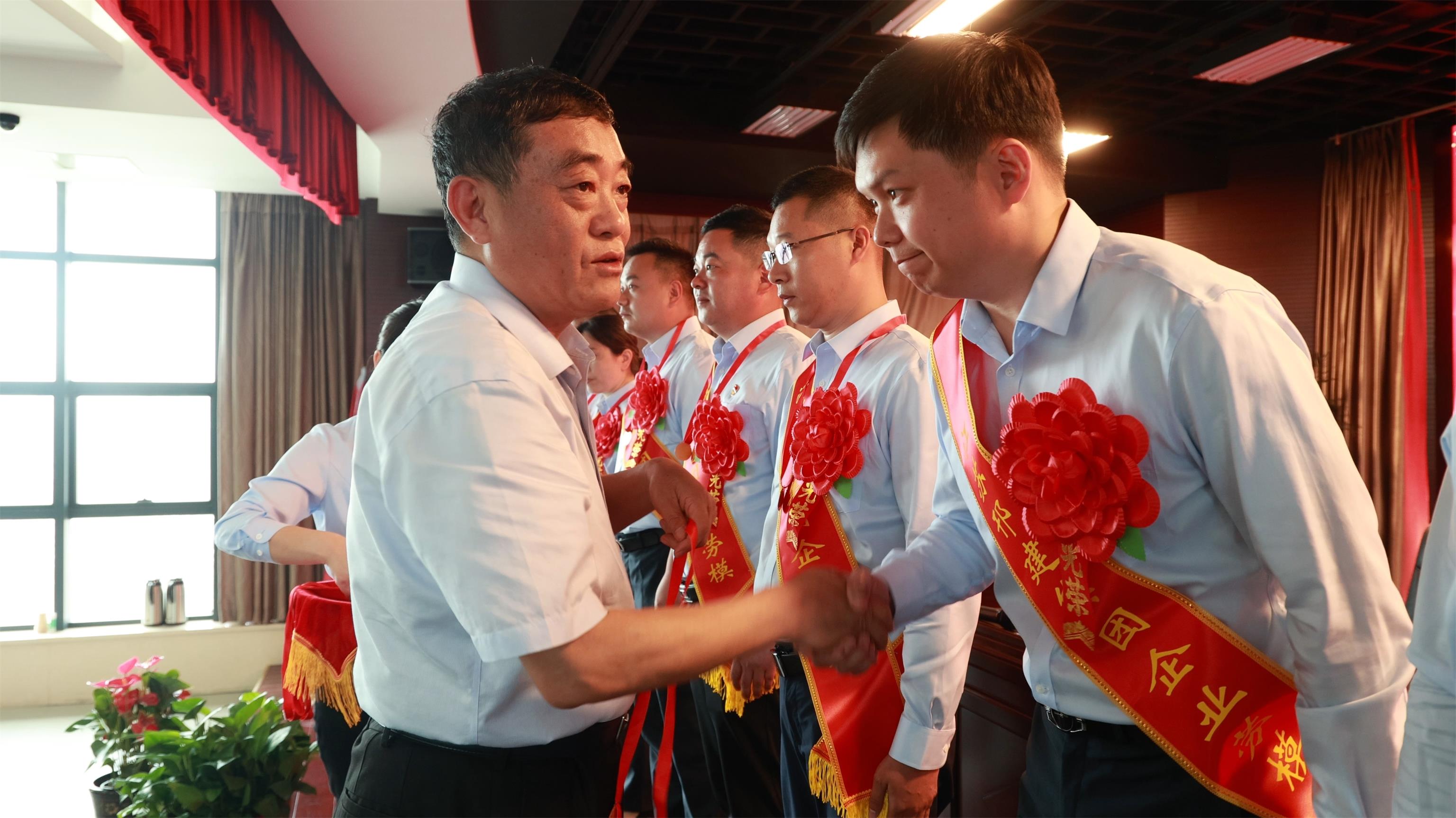 圖1-2、范世宏董事長給勞模頒發(fā)獎(jiǎng)?wù)?jpg