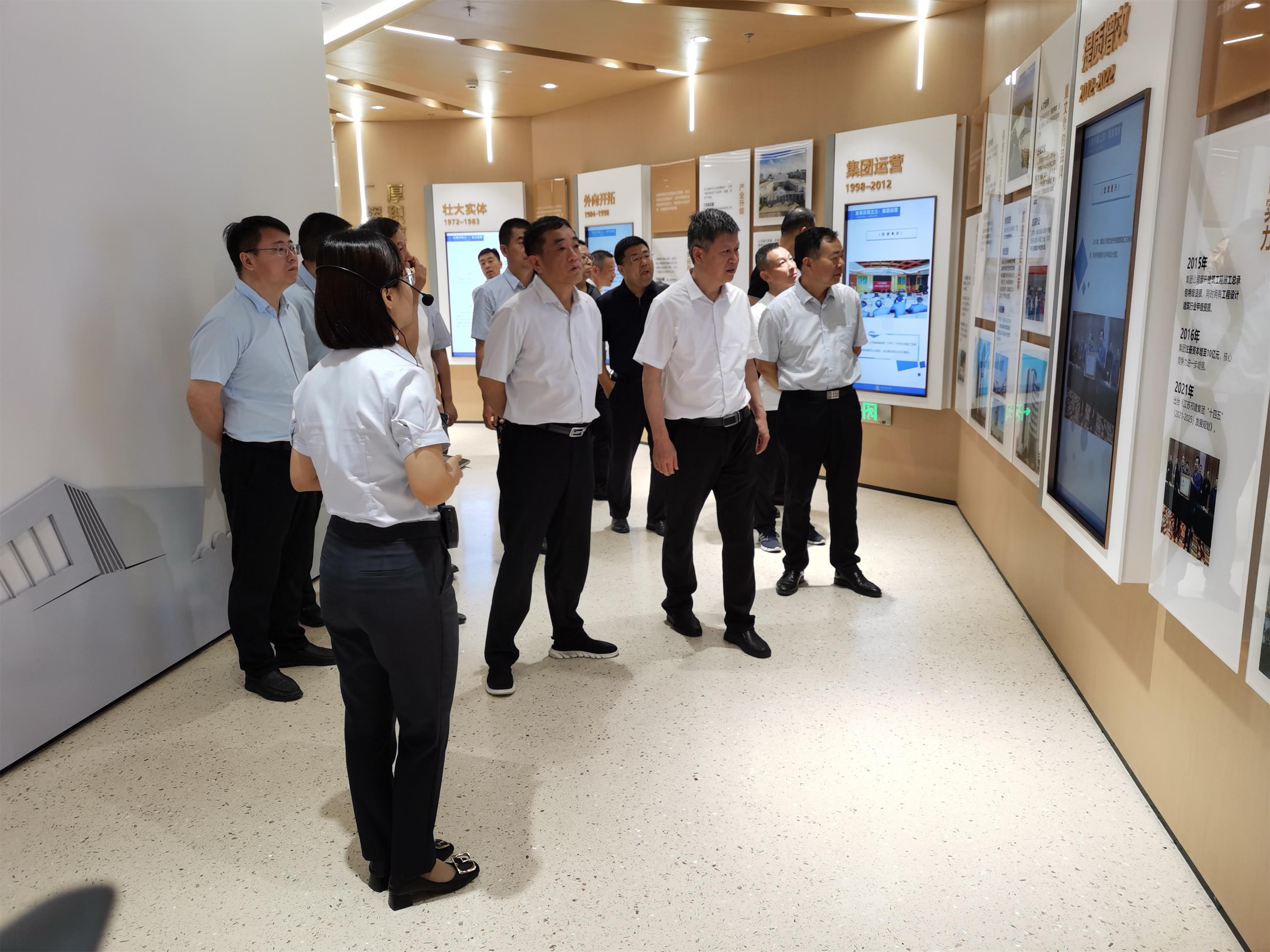 圖1-2、走訪團參觀創(chuàng)新發(fā)展體驗館.jpg